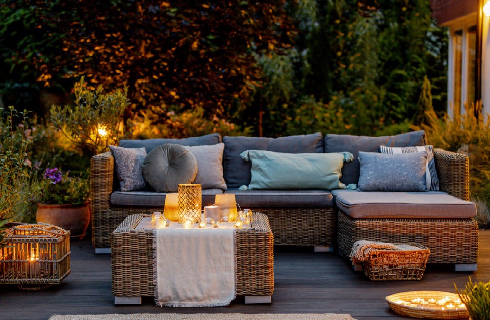 How to Set Up Backyard Outdoor Lighting Without Electricity